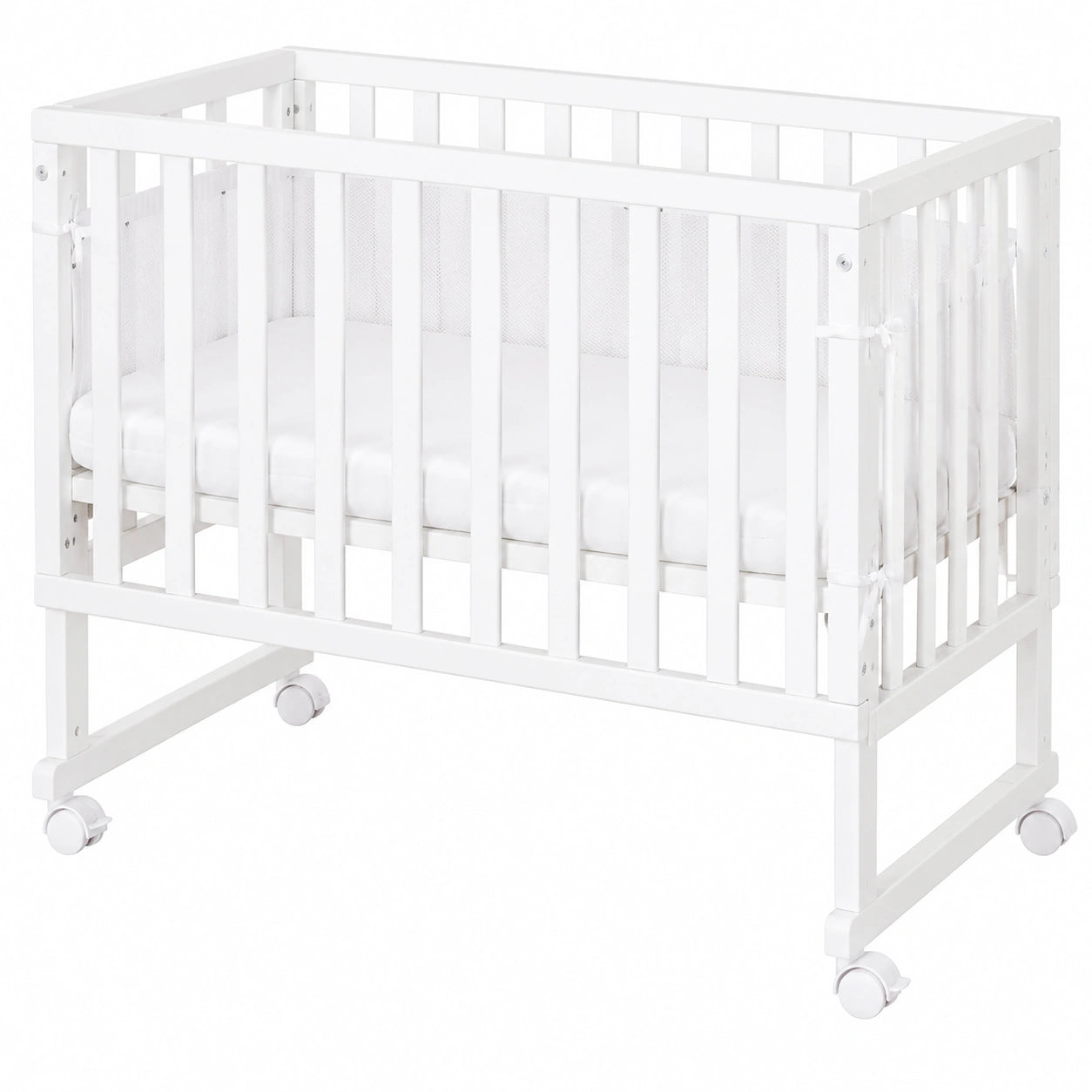 lit-bebe-avec-matelas-et-barriere-reglable-bois-blanc-ezgjcv2628gk